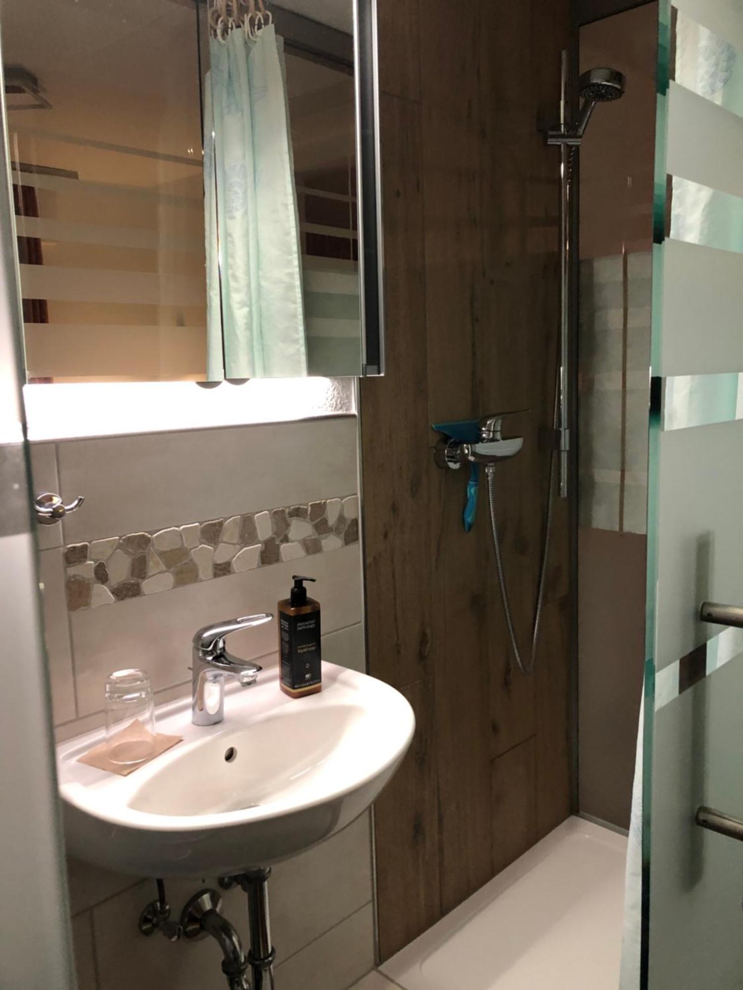 Aussichtszimmer Mit Modernem Glasbad Und Balkon Koblenz  Eksteriør billede
